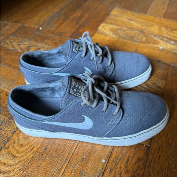 Nike - Picture 3 of 6